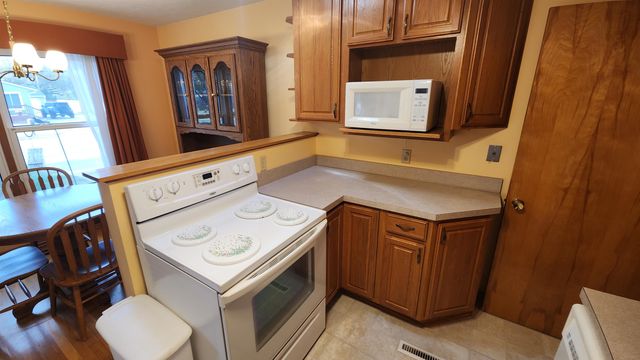 1917 Roberts Ave, Salina, KS 67401