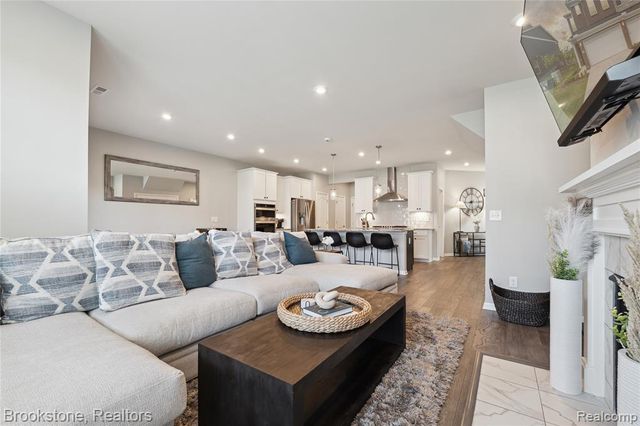 765 Hummingbird Drive, Rochester Hills, MI 48307