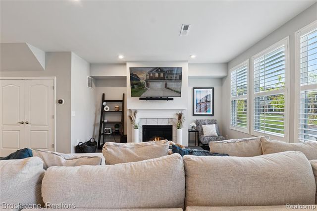 765 Hummingbird Drive, Rochester Hills, MI 48307