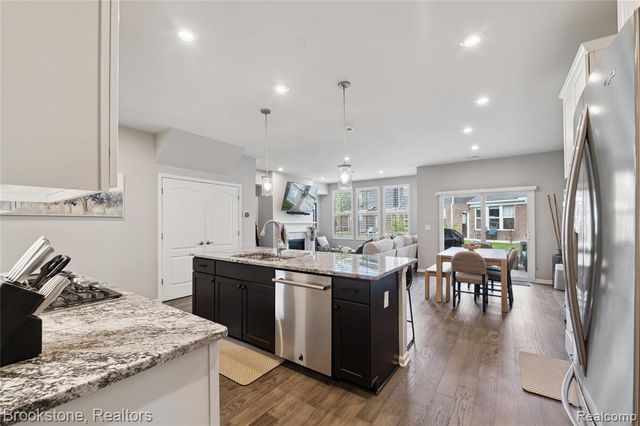 765 Hummingbird Drive, Rochester Hills, MI 48307