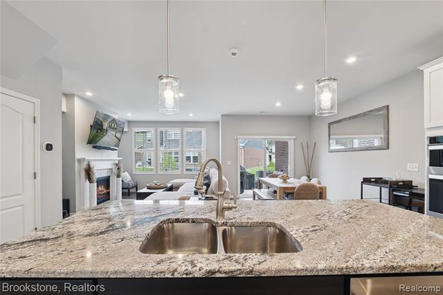 765 Hummingbird Drive, Rochester Hills, MI 48307