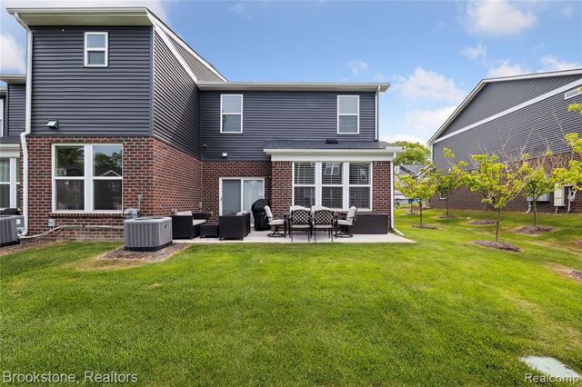 765 Hummingbird Drive, Rochester Hills, MI 48307