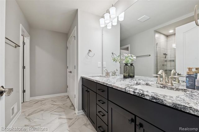 765 Hummingbird Drive, Rochester Hills, MI 48307