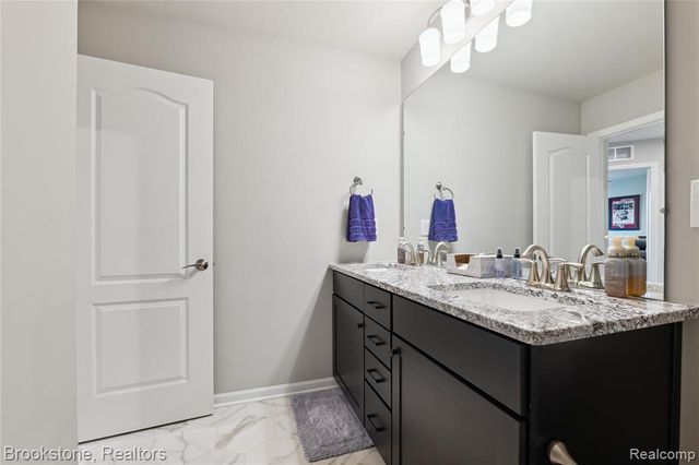 765 Hummingbird Drive, Rochester Hills, MI 48307
