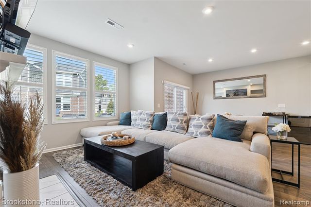 765 Hummingbird Drive, Rochester Hills, MI 48307
