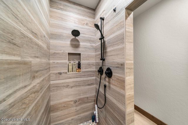 29131 N Hindman Street, Athol, ID 83801