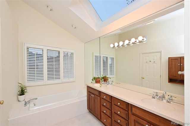 618 Deauville Lane, Bloomfield Hills, MI 48304