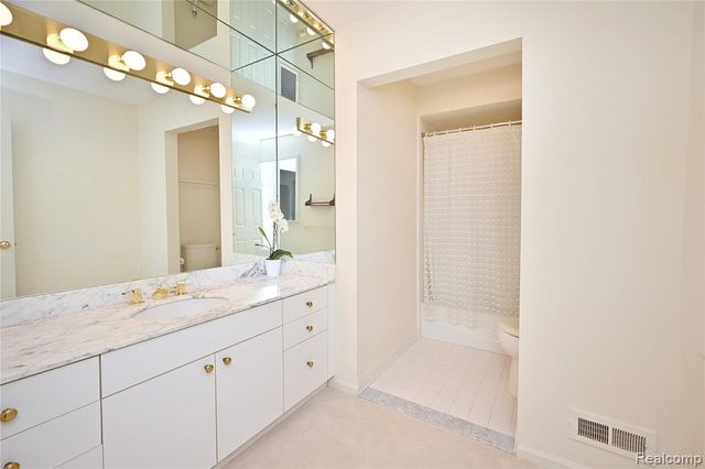 618 Deauville Lane, Bloomfield Hills, MI 48304