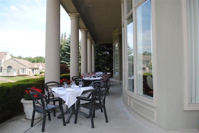 618 Deauville Lane, Bloomfield Hills, MI 48304