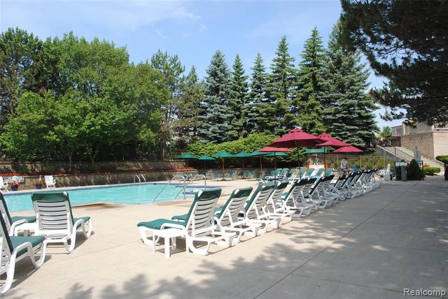 618 Deauville Lane, Bloomfield Hills, MI 48304