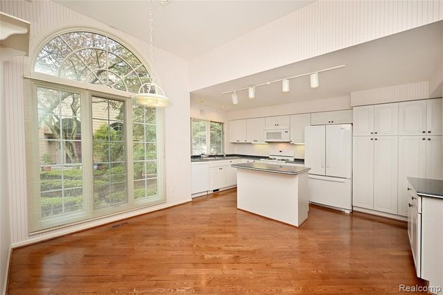 618 Deauville Lane, Bloomfield Hills, MI 48304