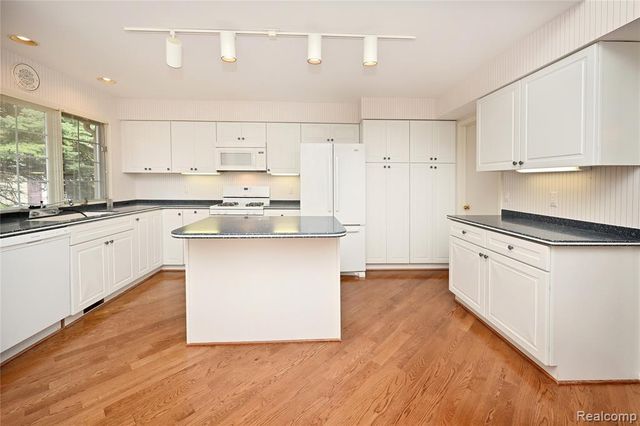 618 Deauville Lane, Bloomfield Hills, MI 48304