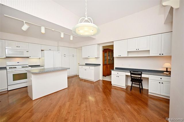 618 Deauville Lane, Bloomfield Hills, MI 48304