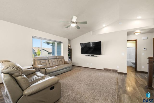 9020 W 22nd St Street, Sioux Falls, SD 57106