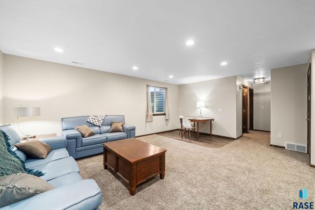 9020 W 22nd St Street, Sioux Falls, SD 57106
