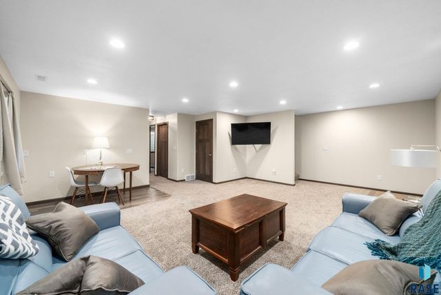 9020 W 22nd St Street, Sioux Falls, SD 57106
