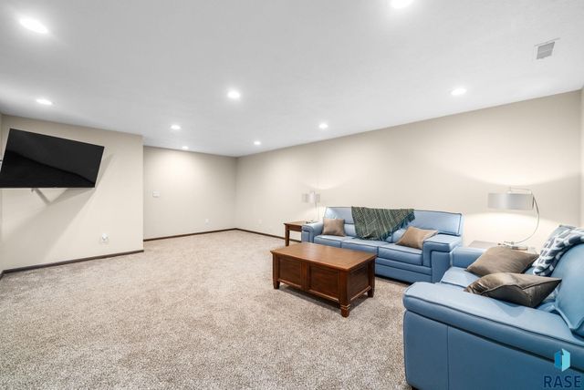 9020 W 22nd St Street, Sioux Falls, SD 57106