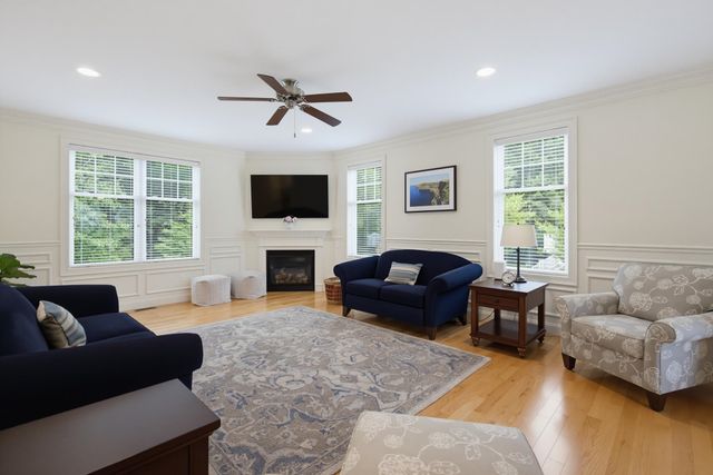 33 Chisholm Farm Drive, Stratham, NH 03885