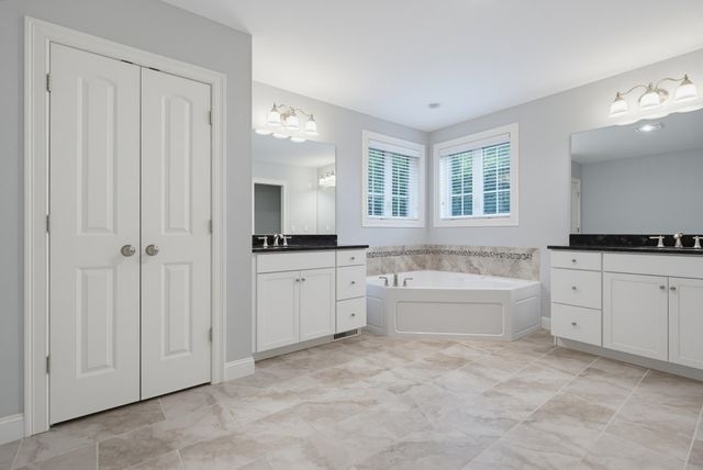 33 Chisholm Farm Drive, Stratham, NH 03885
