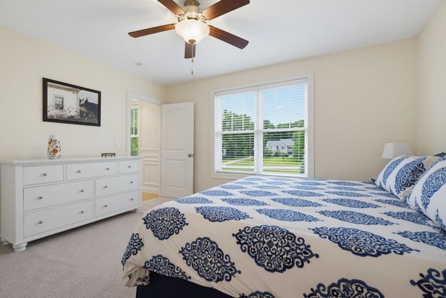 33 Chisholm Farm Drive, Stratham, NH 03885
