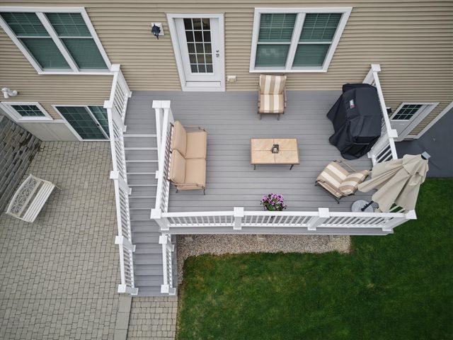 33 Chisholm Farm Drive, Stratham, NH 03885