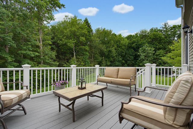 33 Chisholm Farm Drive, Stratham, NH 03885