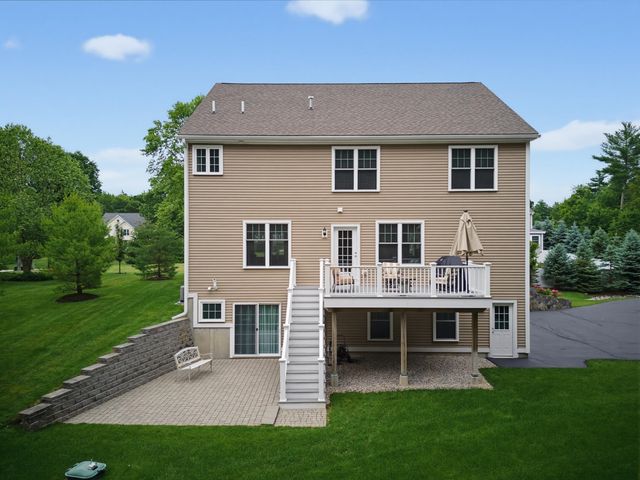 33 Chisholm Farm Drive, Stratham, NH 03885