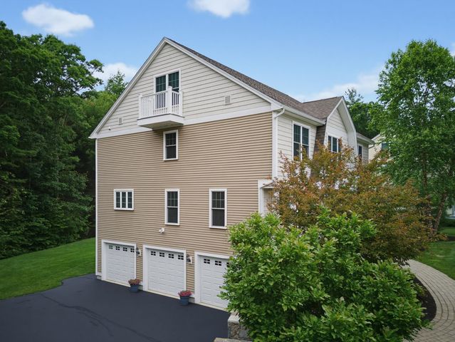 33 Chisholm Farm Drive, Stratham, NH 03885