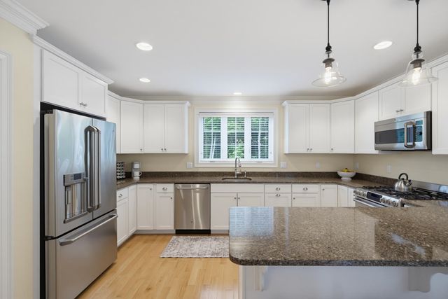 33 Chisholm Farm Drive, Stratham, NH 03885