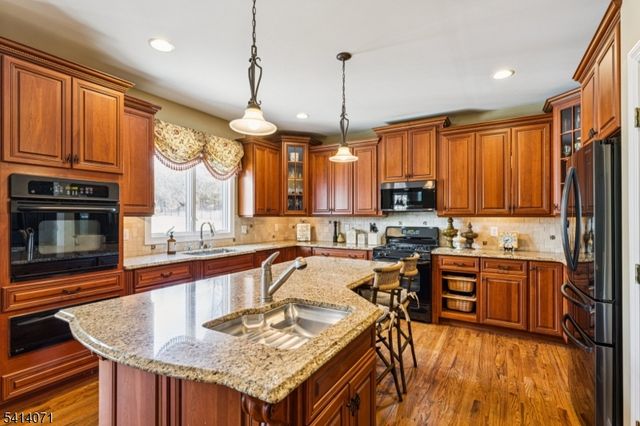 18 Laurel Ct, Branchburg Twp., NJ 08876