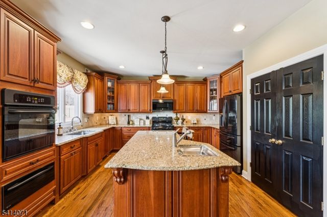 18 Laurel Ct, Branchburg Twp., NJ 08876