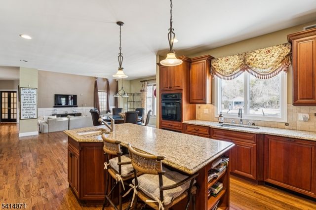 18 Laurel Ct, Branchburg Twp., NJ 08876