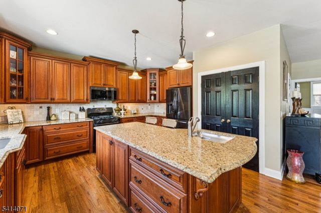 18 Laurel Ct, Branchburg Twp., NJ 08876