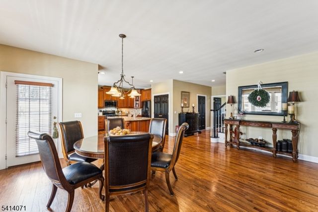 18 Laurel Ct, Branchburg Twp., NJ 08876