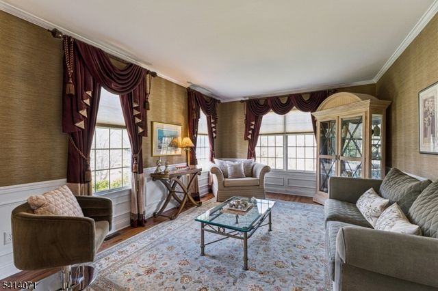 18 Laurel Ct, Branchburg Twp., NJ 08876