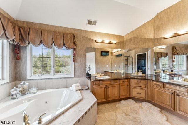 18 Laurel Ct, Branchburg Twp., NJ 08876