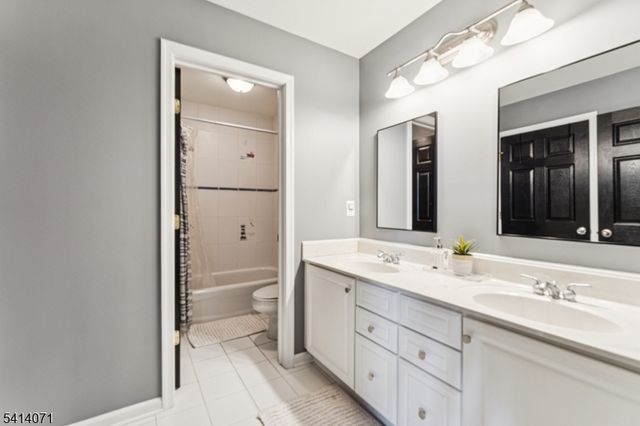 18 Laurel Ct, Branchburg Twp., NJ 08876