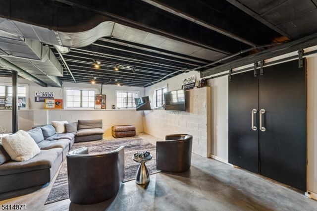 18 Laurel Ct, Branchburg Twp., NJ 08876