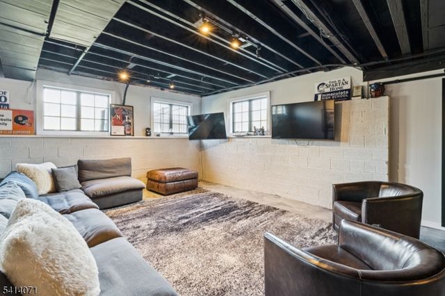 18 Laurel Ct, Branchburg Twp., NJ 08876