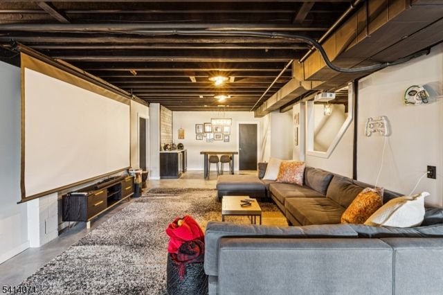 18 Laurel Ct, Branchburg Twp., NJ 08876