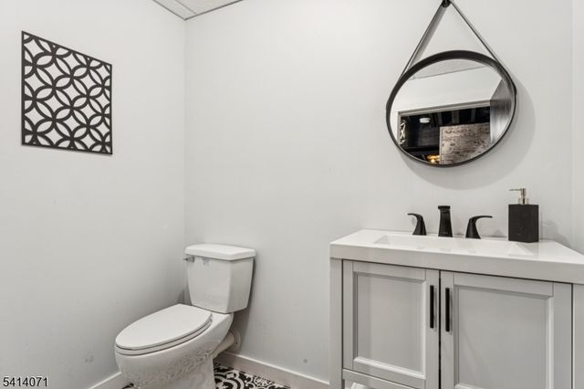 18 Laurel Ct, Branchburg Twp., NJ 08876