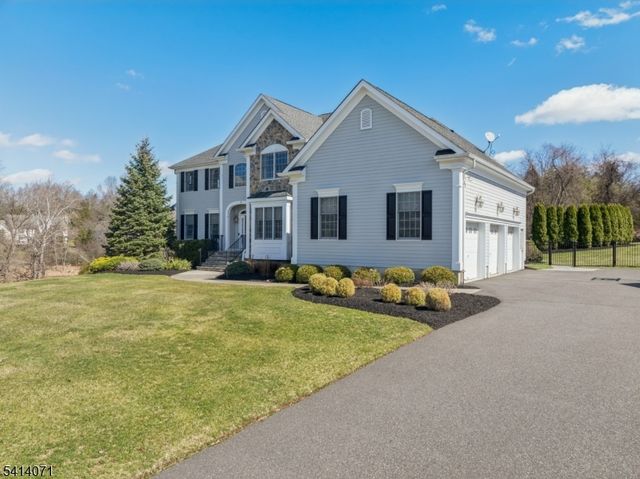 18 Laurel Ct, Branchburg Twp., NJ 08876