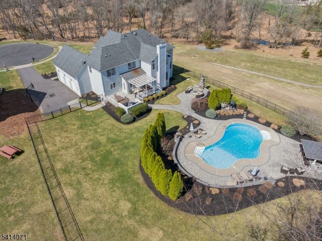 18 Laurel Ct, Branchburg Twp., NJ 08876