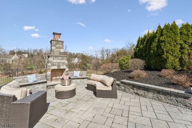 18 Laurel Ct, Branchburg Twp., NJ 08876