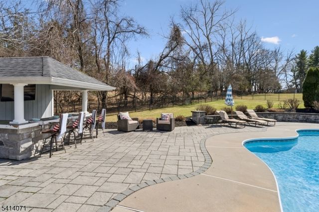 18 Laurel Ct, Branchburg Twp., NJ 08876