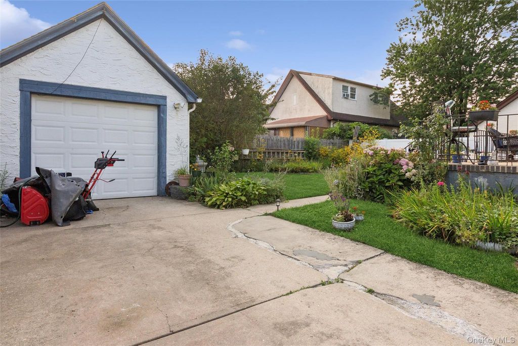 80 Dobson Avenue, Merrick, NY 11566 — photo 4