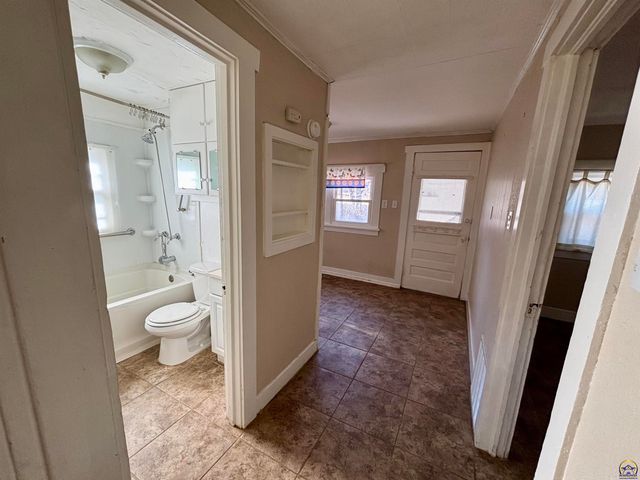 1033 SW Webster AVE, Topeka, KS 66604