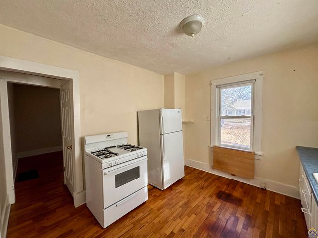 1033 SW Webster AVE, Topeka, KS 66604