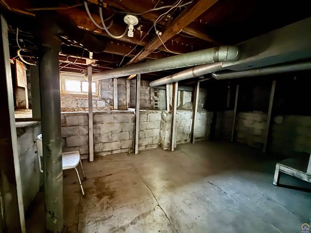 1033 SW Webster AVE, Topeka, KS 66604