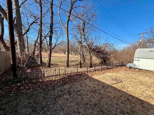 1033 SW Webster AVE, Topeka, KS 66604